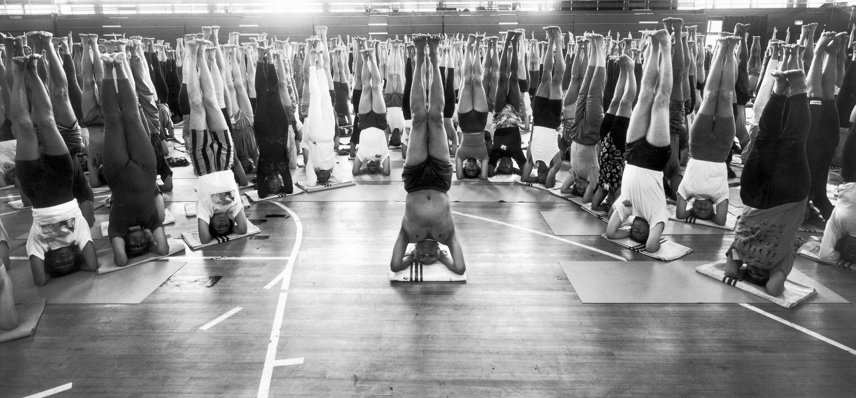 Indiase yogagoeroe B.K.S. Iyengar tijdens Iyengar Yoga Convention, Londen, 1993. Foto Ben Ickow 