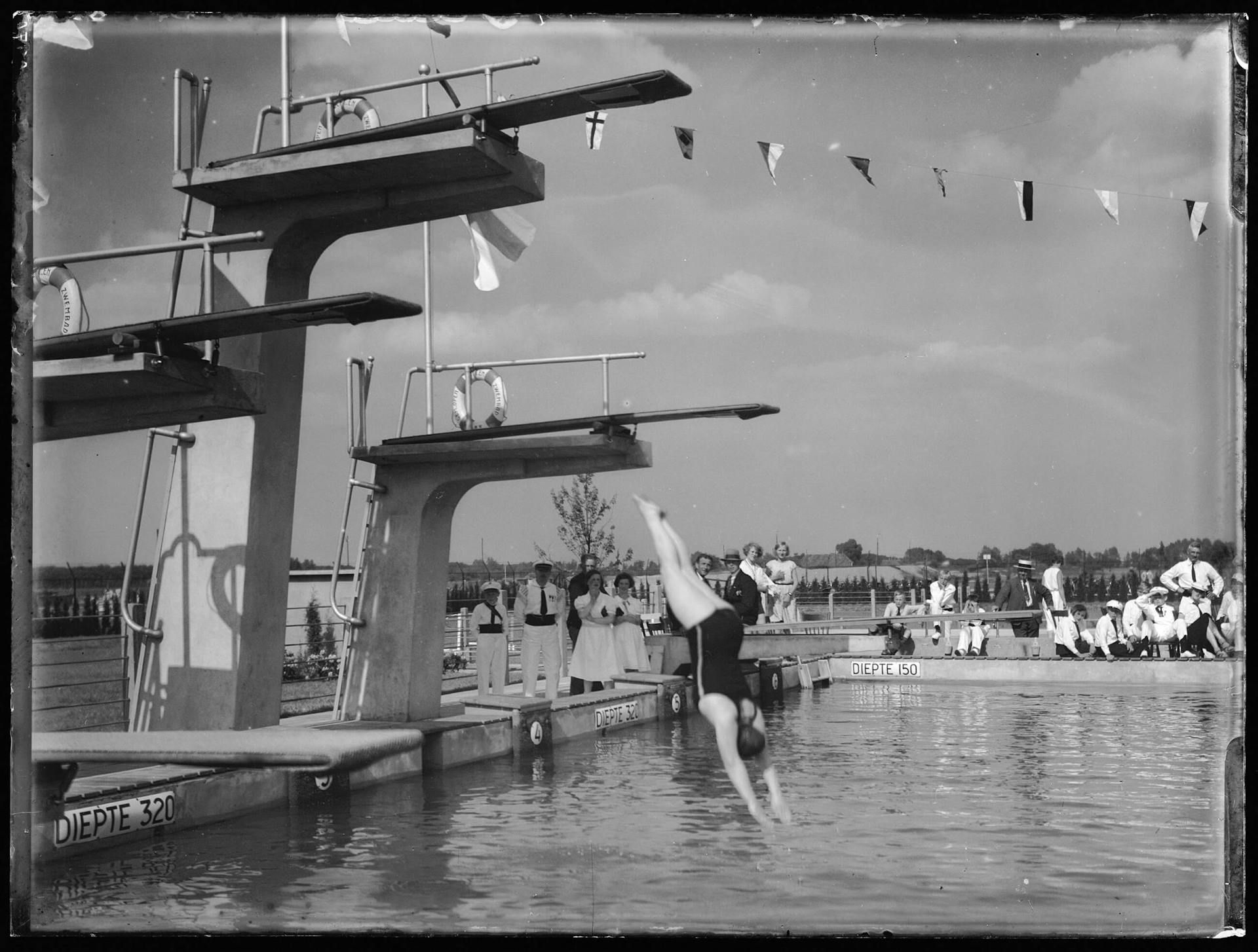 J. Wiebenga. Openluchtzwembad Zwolle. Fotograaf onbekend. Collectie Het Nieuwe Instituut 