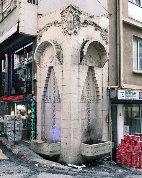 Public fountain (çeşme) in İstanbul. ​​Image Nur Horsanalı.