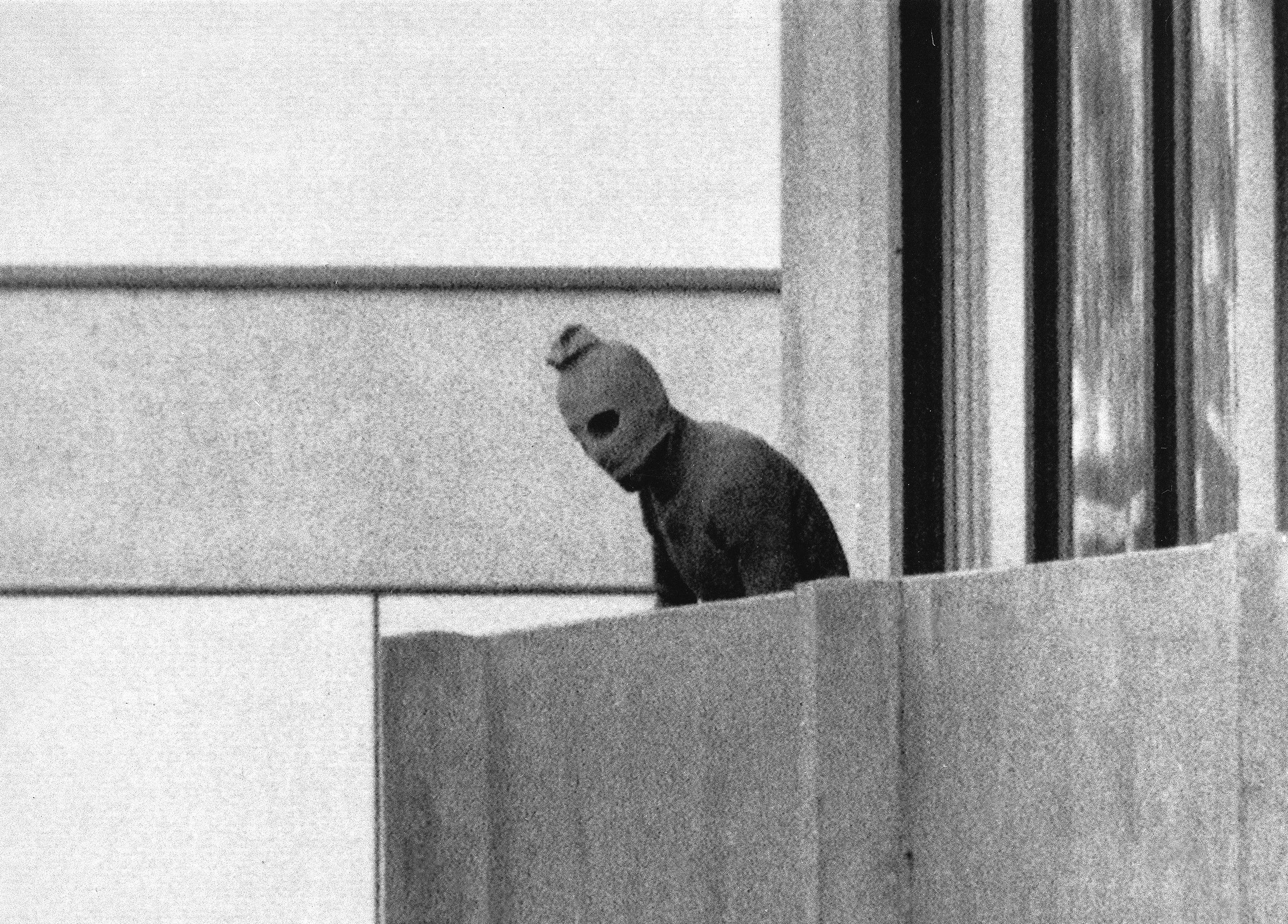 Masked man at the Munich Massacre, 1972. Foto Kurt Strumpf, Associated Press 