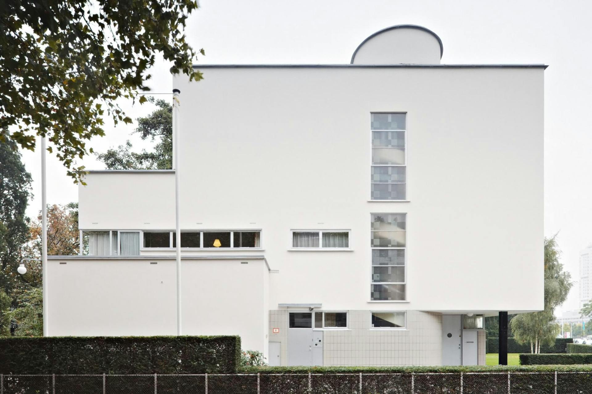 Sonneveld House, exterior and garden. Architecture by Brinkman and Van der Vlugt. Photo Johannes Schwartz