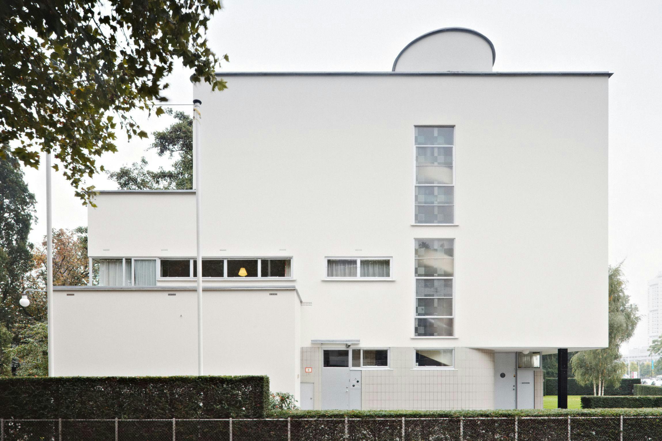 Huis Sonneveld, exterieur en tuin. Architectuur door Brinkman en Van der Vlugt. Foto Johannes Schwartz.  
