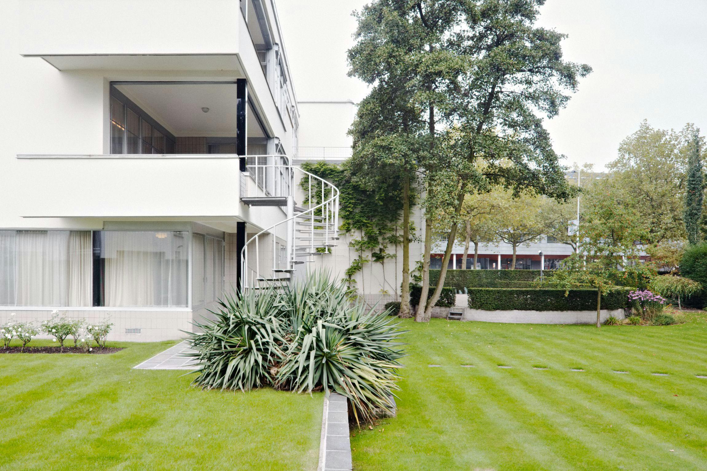 Sonneveld House, exterior and garden. Architecture by Brinkman and Van der Vlugt. Photo Johannes Schwartz 