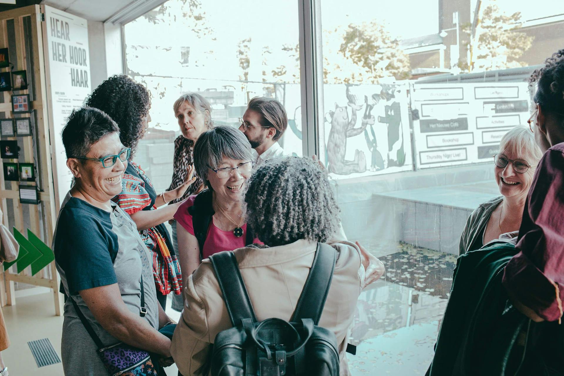 Een groepje bezoekers bij de aftrap van de Feminist Assembly Month op 1 september 2022 in Het Nieuwe Instituut. Foto: Simaa Al-Saig 