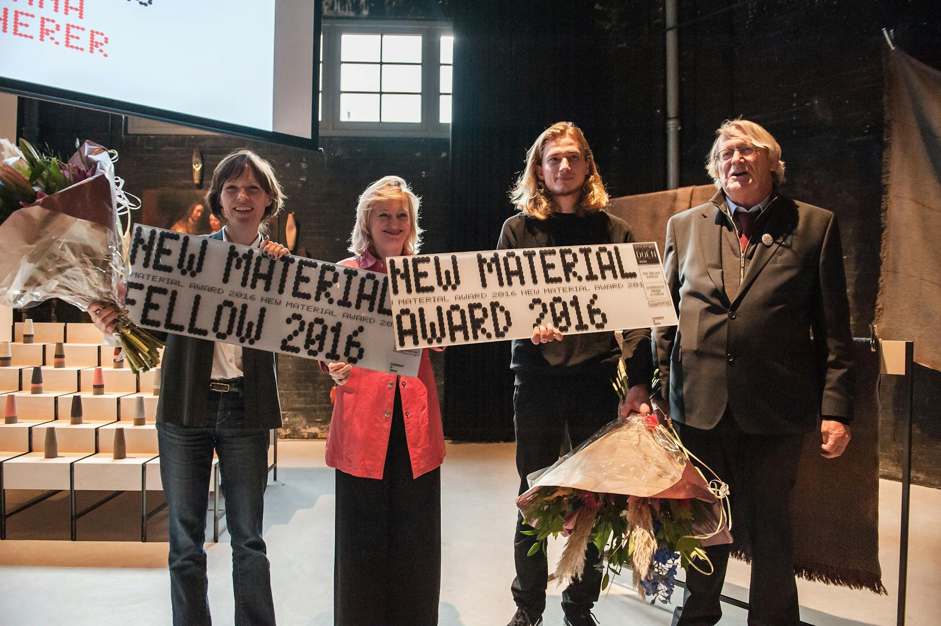  New Material Fellow Diana Scherer, Minister Bussemaker, New Material Award 2016 Olivier van Herpt juryvoorzitter Pieter Keune. Foto: William van der Voort 