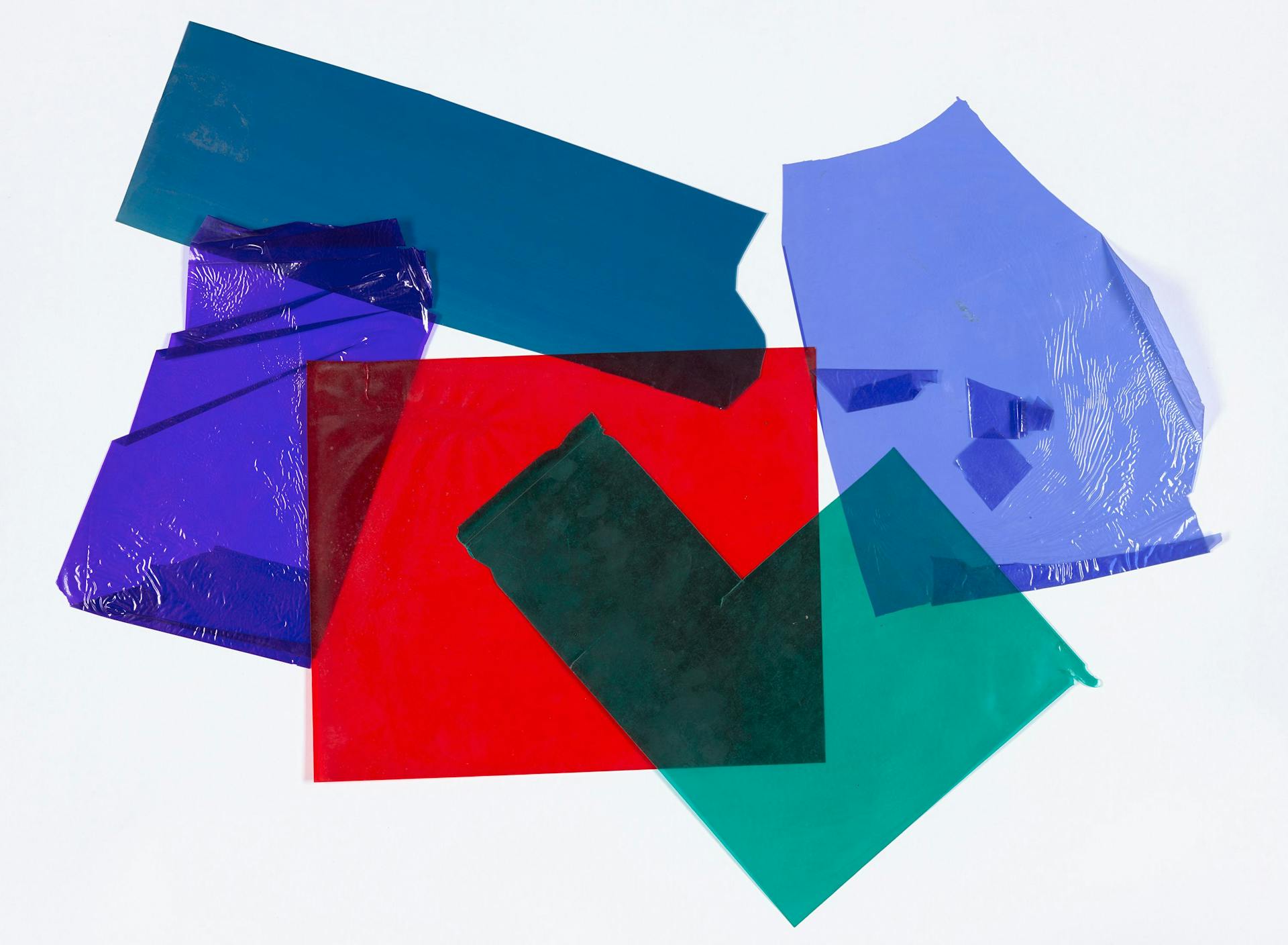 Voorbeelden van plasticfolies met verschillende diktes en kleuren in het archief van Johan Niegeman, tijdens zijn docentschap aan het Instituut voor Kunstnijverheidsonderwijs in Amsterdam (1939-1955). Ze zijn aangetroffen in het dossier ‘werk v… 