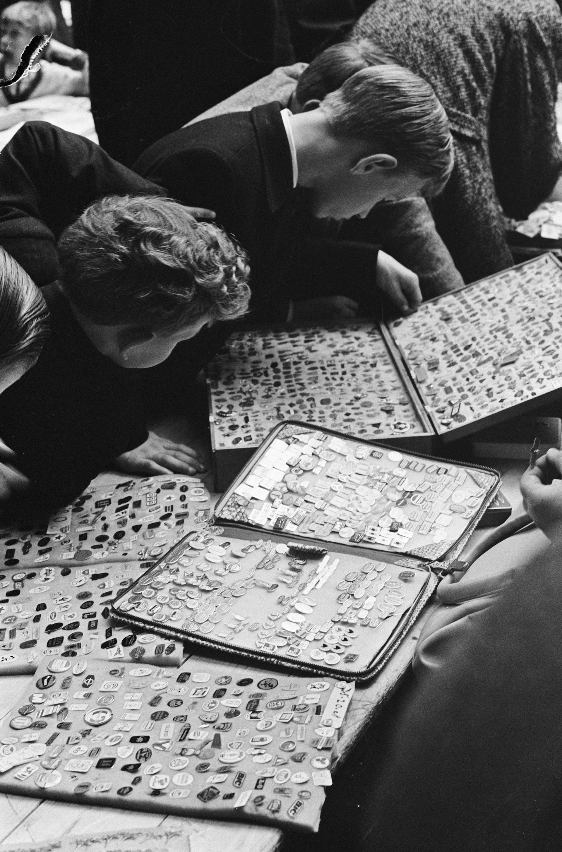 Tiende ‘dag van de verzamelaars’ in Koopmansbeurs, 1965. Foto Hans Steinmeier. Collectie Anefo / Nationaal Archief.  