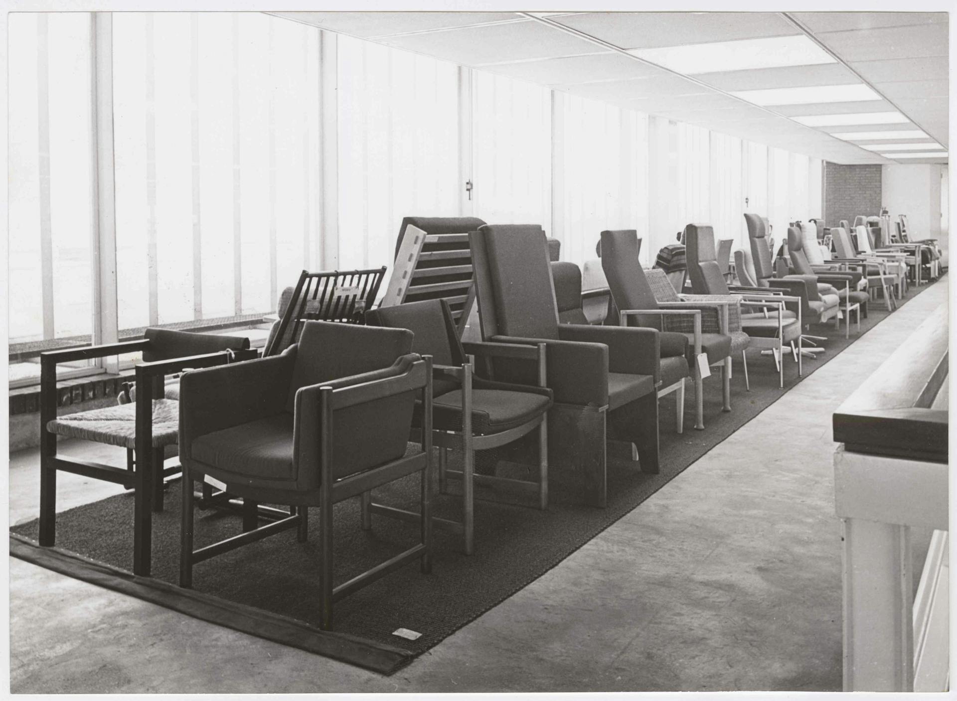  Presentatie ingezonden stoelen voor de Nationale Prijsvraag Bejaardenstoel, 1968. Opdrachtgever: Centrale Bond van Meubelfabrikanten. Foto: Fotodienst Schipper. Collectie Het Nieuwe Instituut, ODEE f52