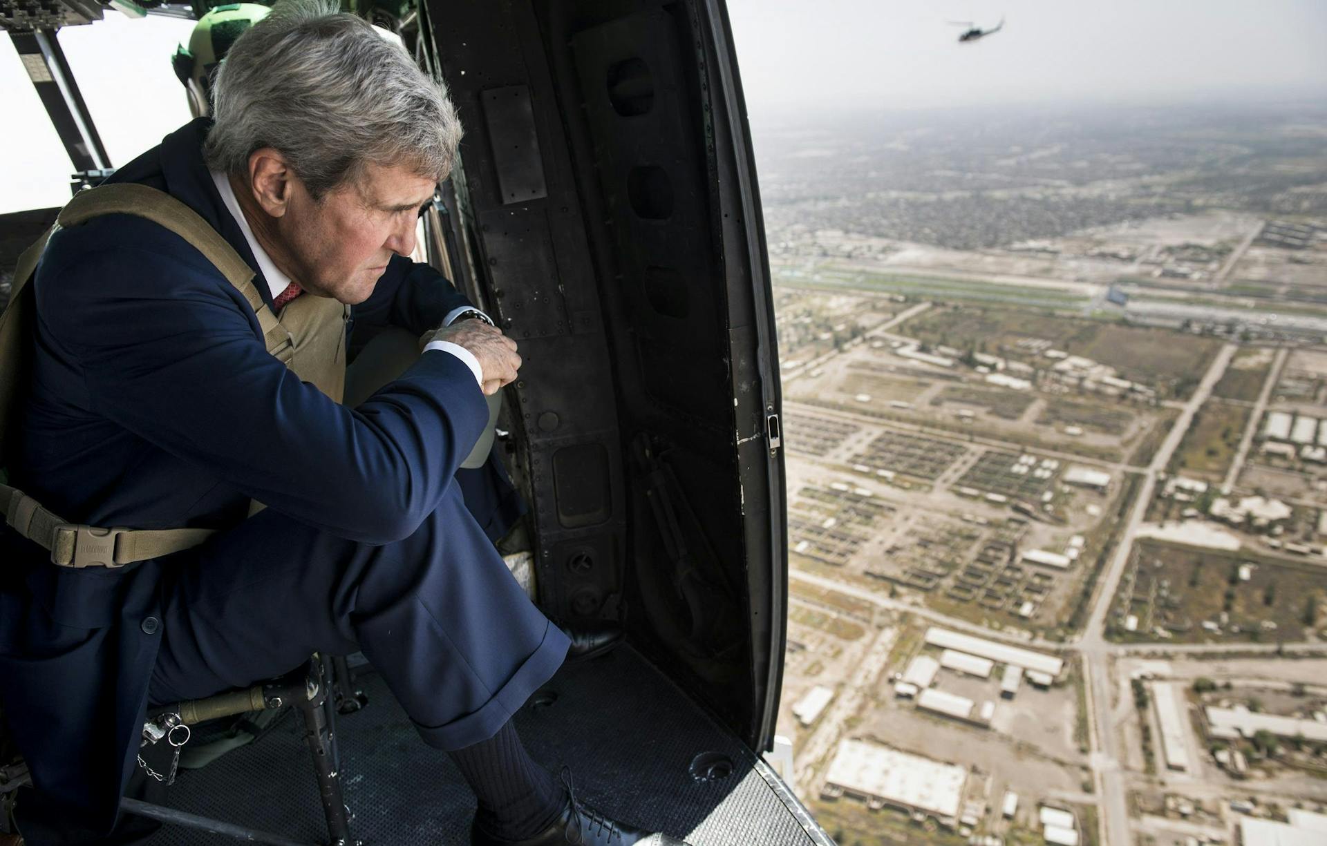 John Kerry tijdens zijn bezoek aan Irak. Foto AP/Brendan Smialowski, 2014 