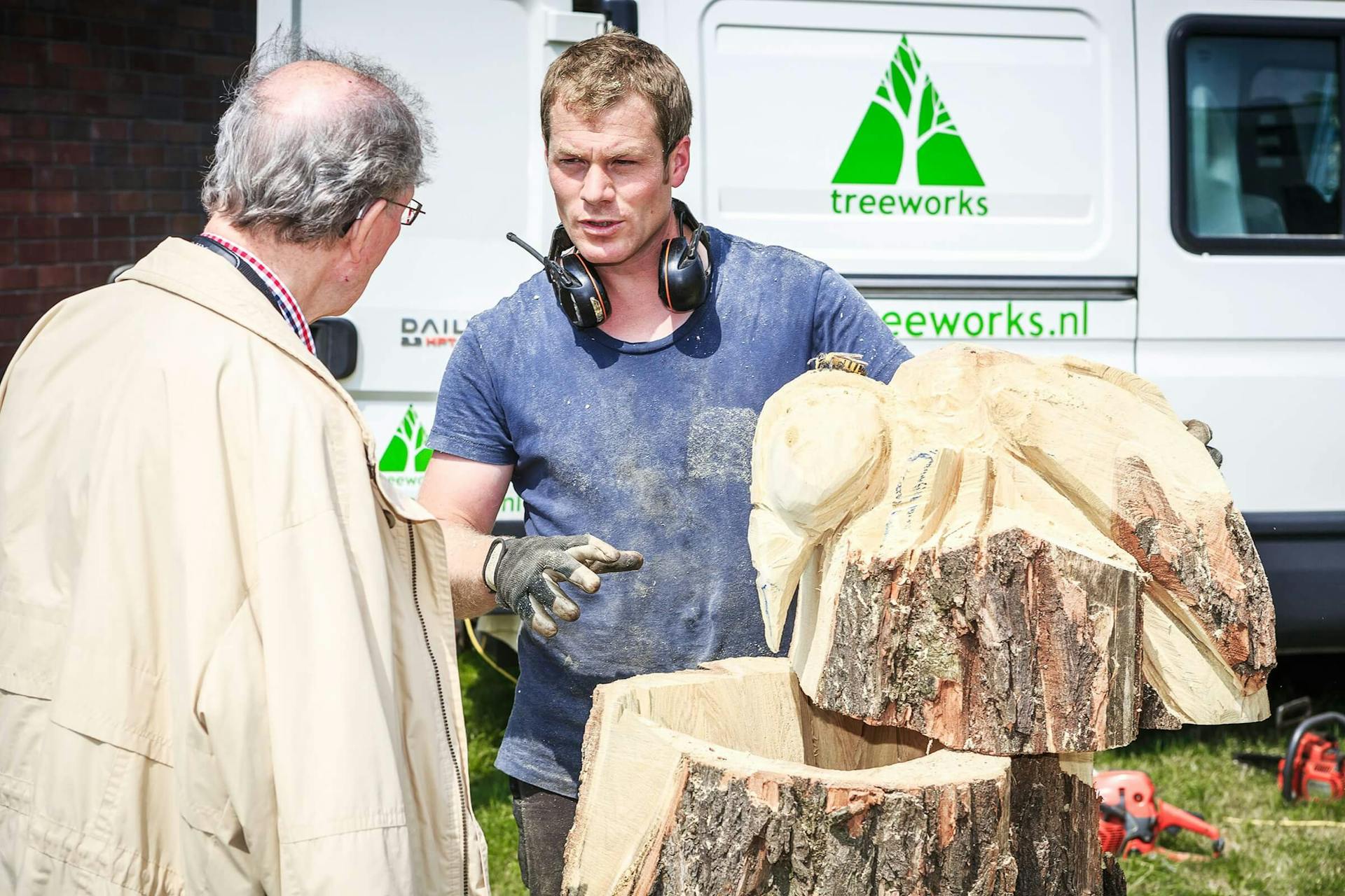 Dave Harmsworth (Treeworks) demonstrating his skills with the chainsaw. Photo: Matthijs Immink. 