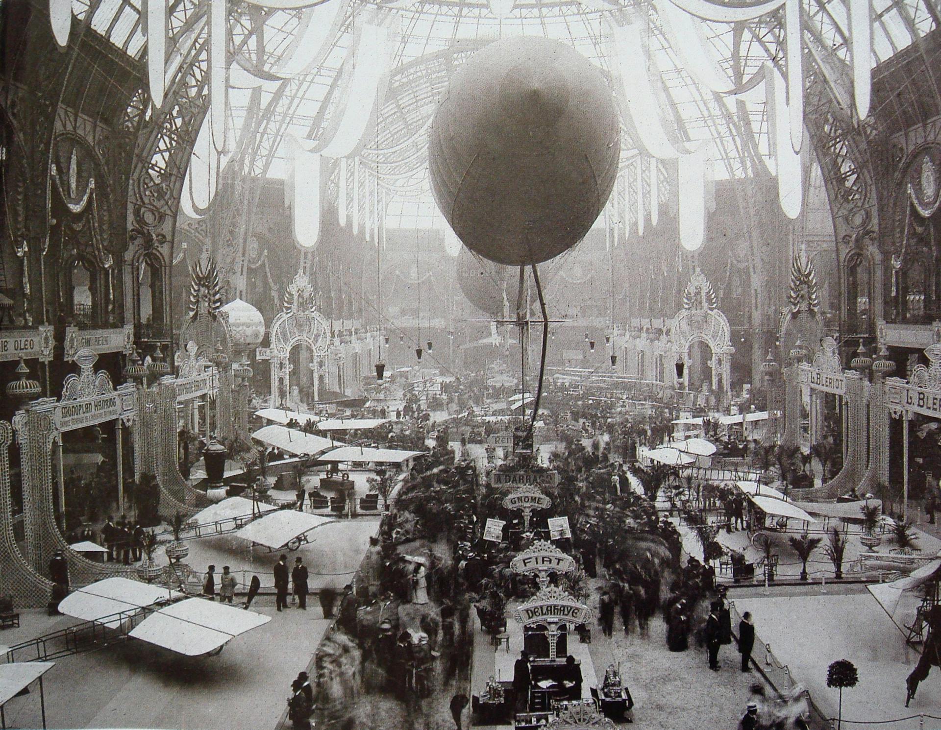 Salon de locomotion aerienne, 1909 Grand Palais Parijs. Fotograaf onbekend - Science & Vie, 2009.  
