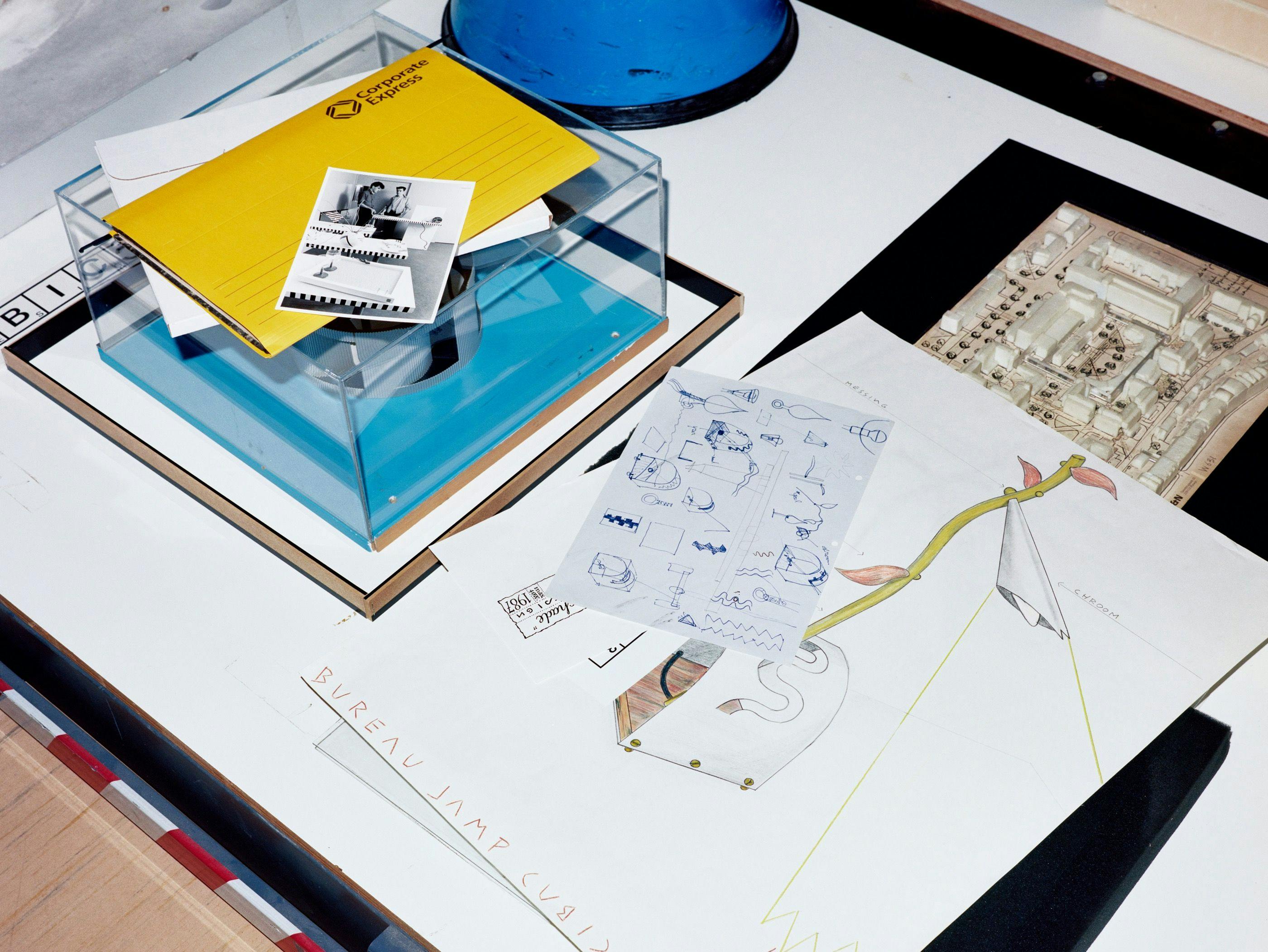 Cubic3 Design, archiefmateriaal, waaronder schetsen voor bureaulamp Nachtschade. Bruikleen uit het archief van Cubic3 Design (Ton Hoogerwerf en Gerwin van Vulpen). Vastgelegd voor Speculatief Design Archief, Het Nieuwe Instituut, Rotterdam 2018… 