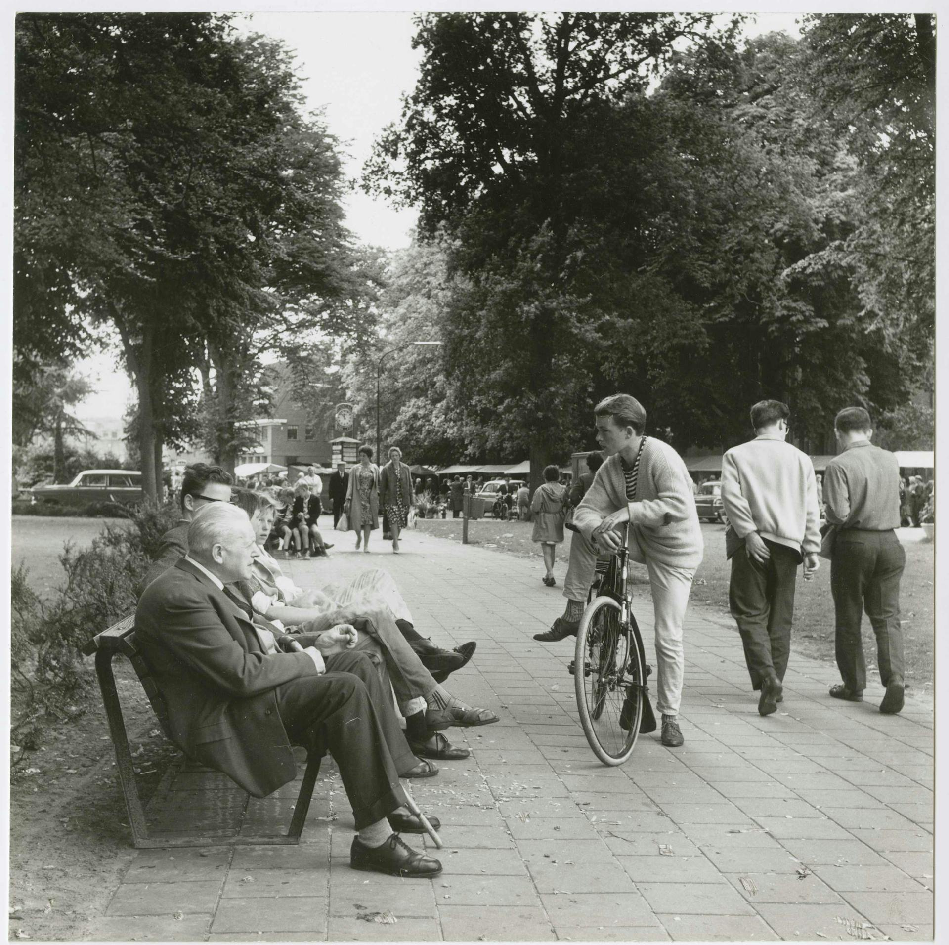  Ouderen in de wijk, ca. 1965. Opdrachtgever: Stichting Goed Wonen. Foto Wouter van Heusden. Collectie Het Nieuwe Instituut, SGWO f3-3
