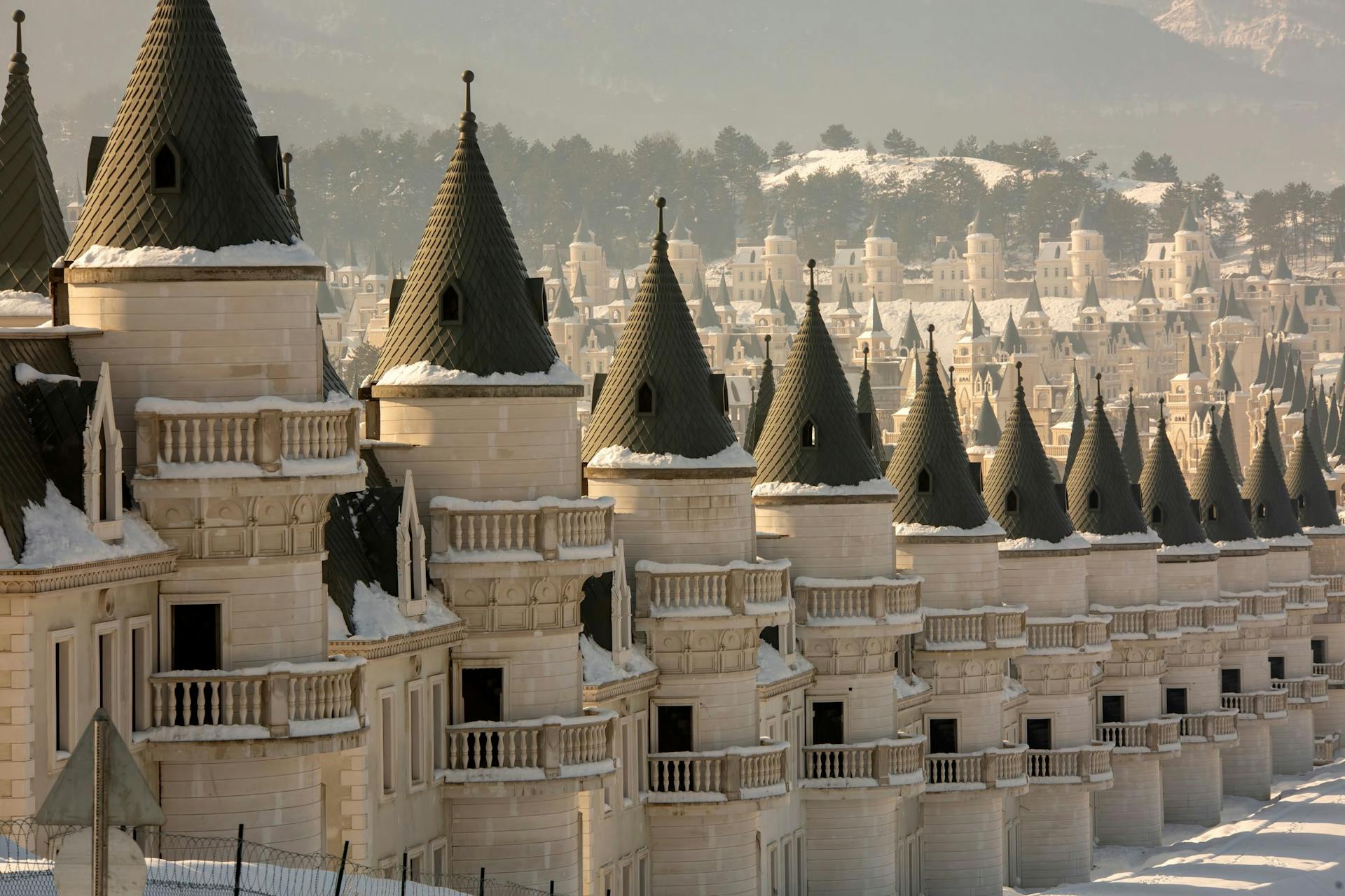 Woonwijk Burj Al Babas in Mudurnu, Turkije. Foto Esin Deniz / Shutterstock.com. 