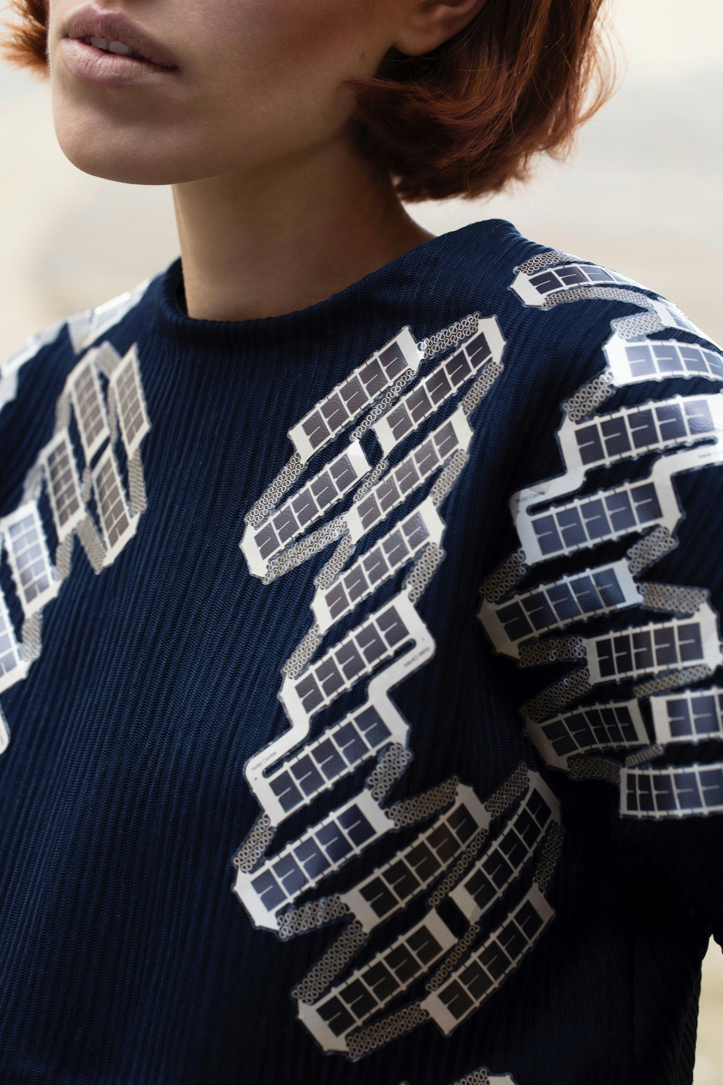 Pauline van Dongen, 'Solar Shirt'. Foto: Liselotte Fleur.