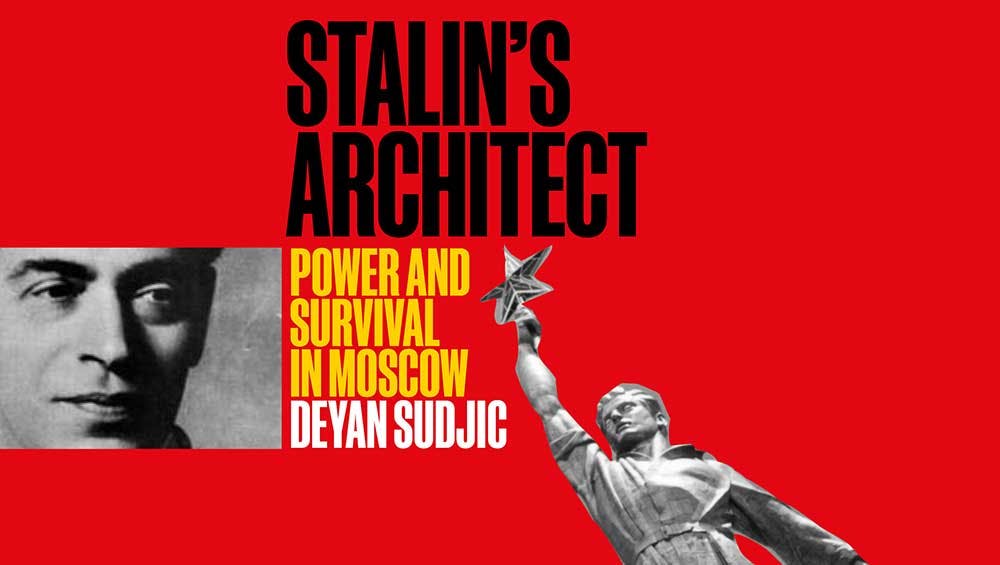  Bookomslag met een rode achtergrond. In zwarte letters staat de titel Stalin's Architect, in kleinere gele letters Power and survival in Moskow en in witte letters de auteursnaam Deyan Sudjic. Aan de linkerkant een zwartwit foto van een manneli… 