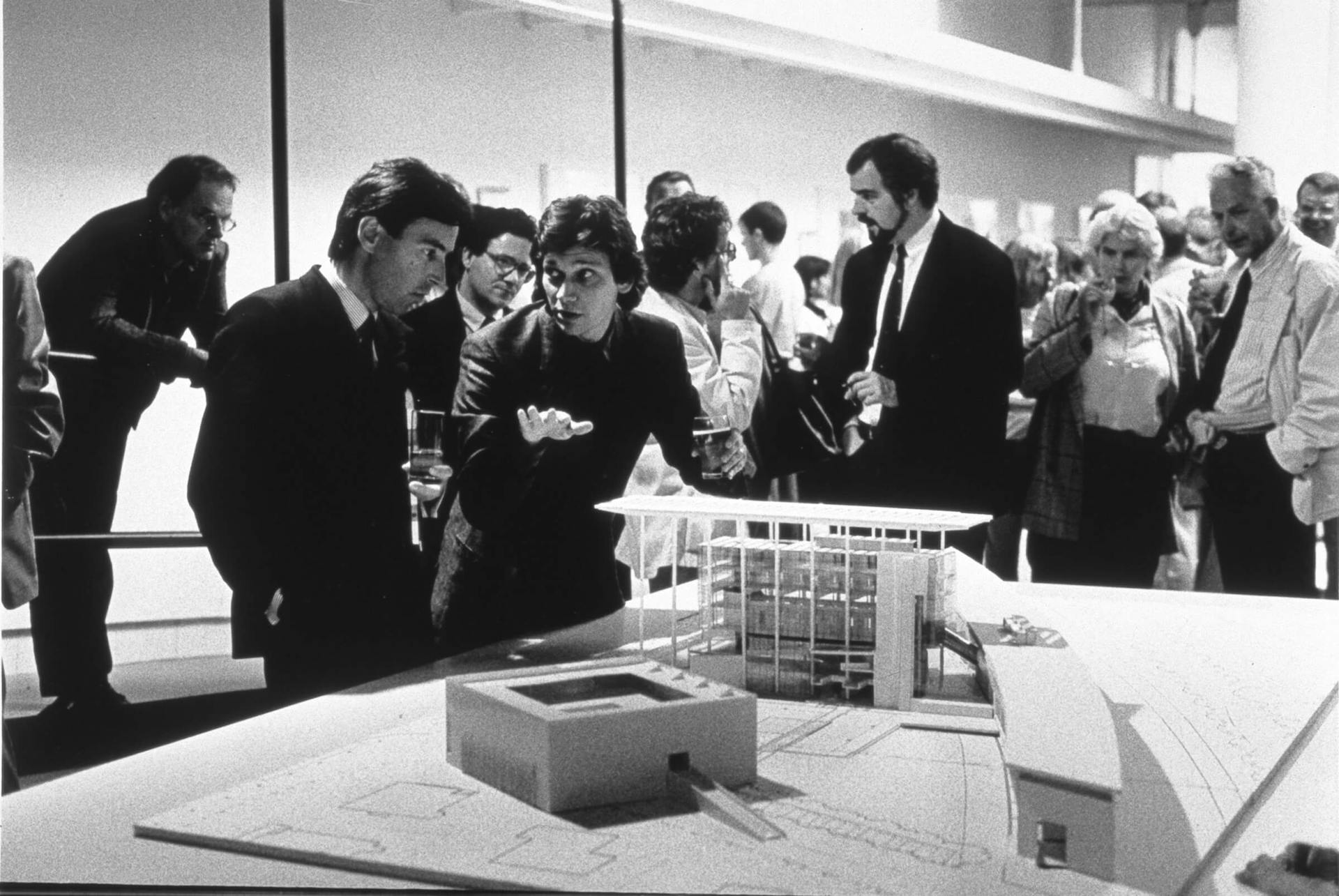 Architect Jo Coenen laat zijn prijsvraagontwerp voor een nieuw architectuurmuseum zien aan Elco Brinkman, toen minister van WVC. Collectie Het Nieuwe Instituut, archief NAIN 