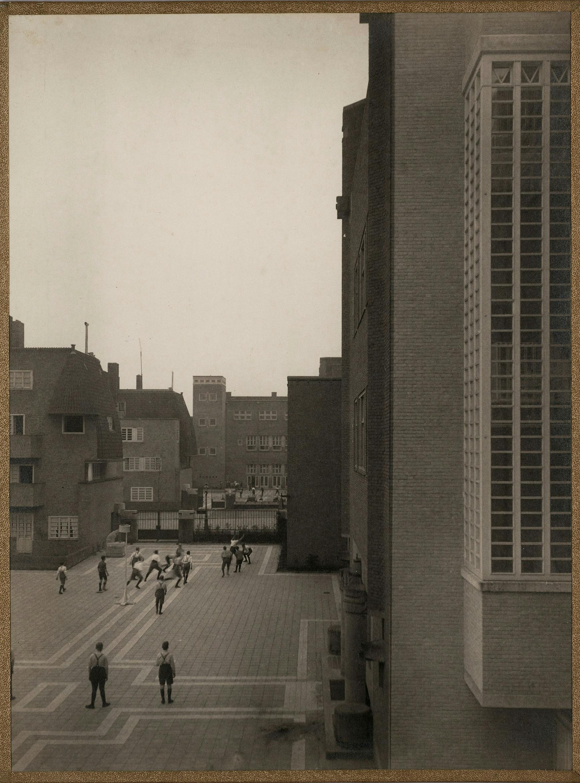 Publieke Werken Amsterdam. HBS en Handelsschool aan de P.L. Takstraat in Amsterdam, 1923-1925