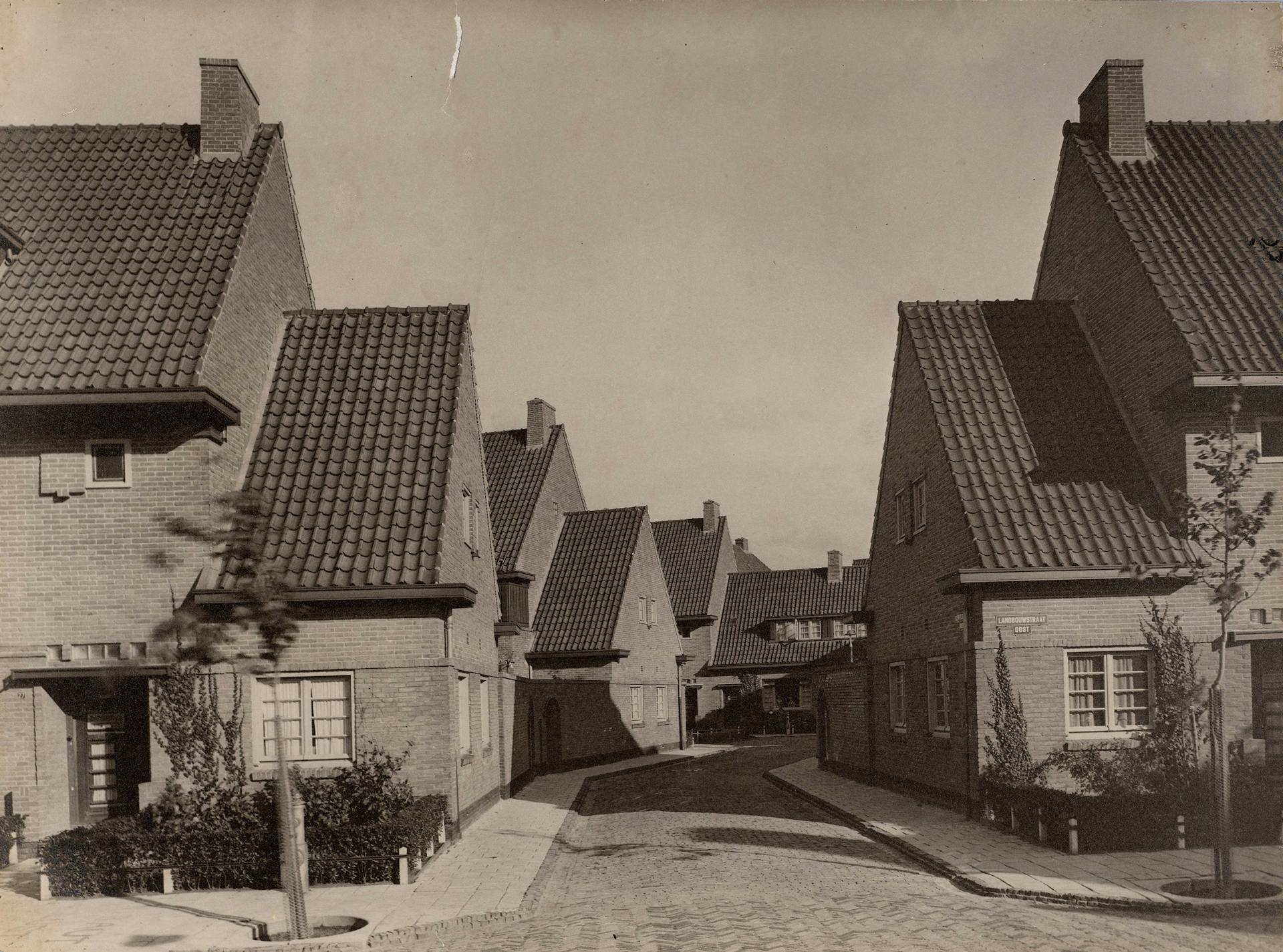 G. Versteeg. Woningbouw aan de Landbouwstraat en Schoffelstraat in Betondorp, Oost Watergraafsmeer in Amsterdam, 1924-1927