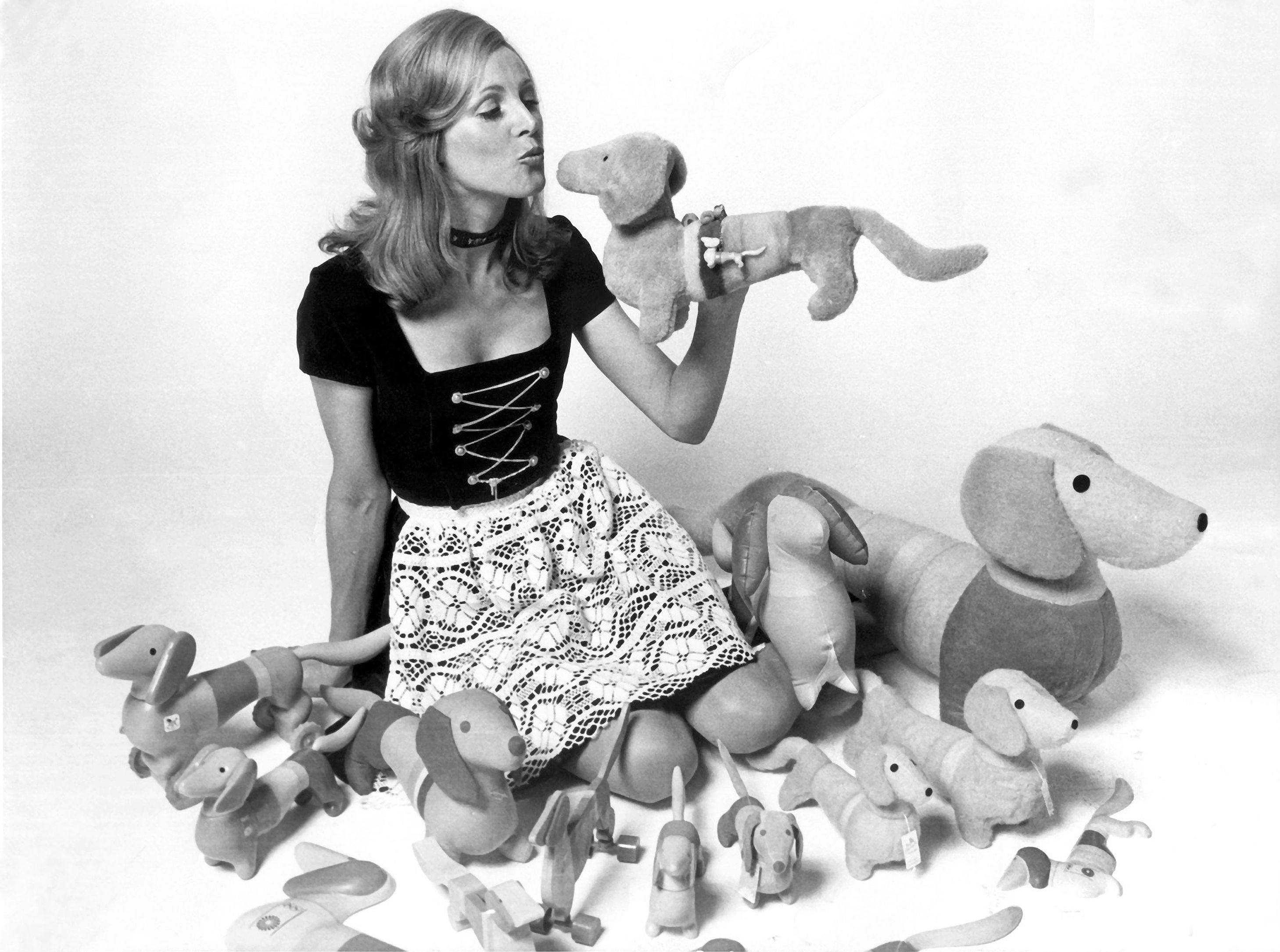 Uschi Badenberg poses with a soft toy collection of the Olympic Games 1972 mascot
Waldi, 1971. Foto Hollandse Hoogte / dpa Olympia 