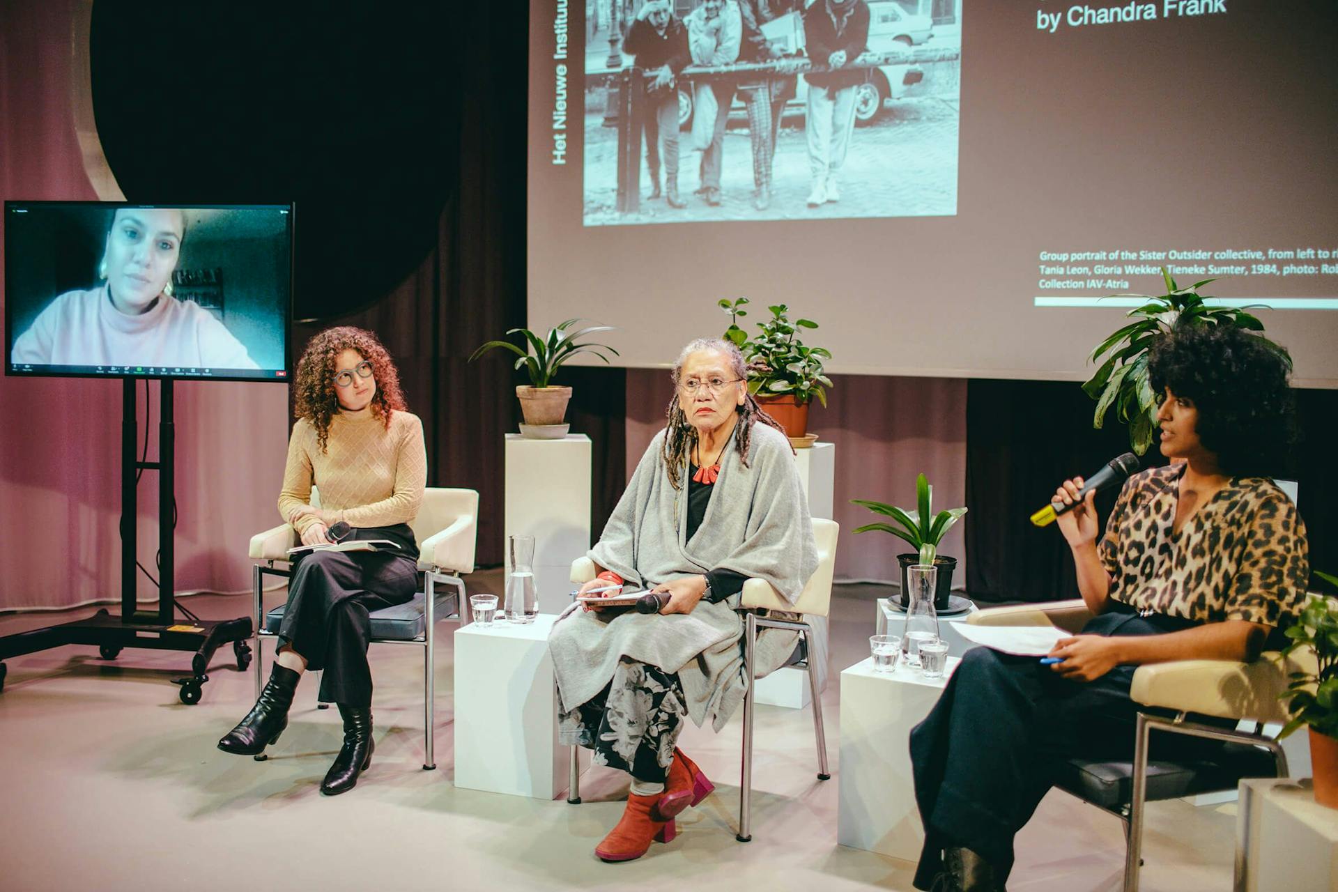 Cahndra Frank (op het beeldscherm), Tabea Nixdorff, Gloria Wekker en Setareh Noorani tijdens een vraag- en antwoordsessie bij de afsluiting van de Feminist Assembly Month op 24 september 2022 in Het Nieuwe Instituut. Foto: Simaa Al-Saig  