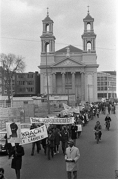 Demonstratie van Surinamers in Amsterdam voor zelfstandigheid voor Suriname, demonstranten met borden, 1971. Bron: Nationaal Archief / Wikipedia Commons 