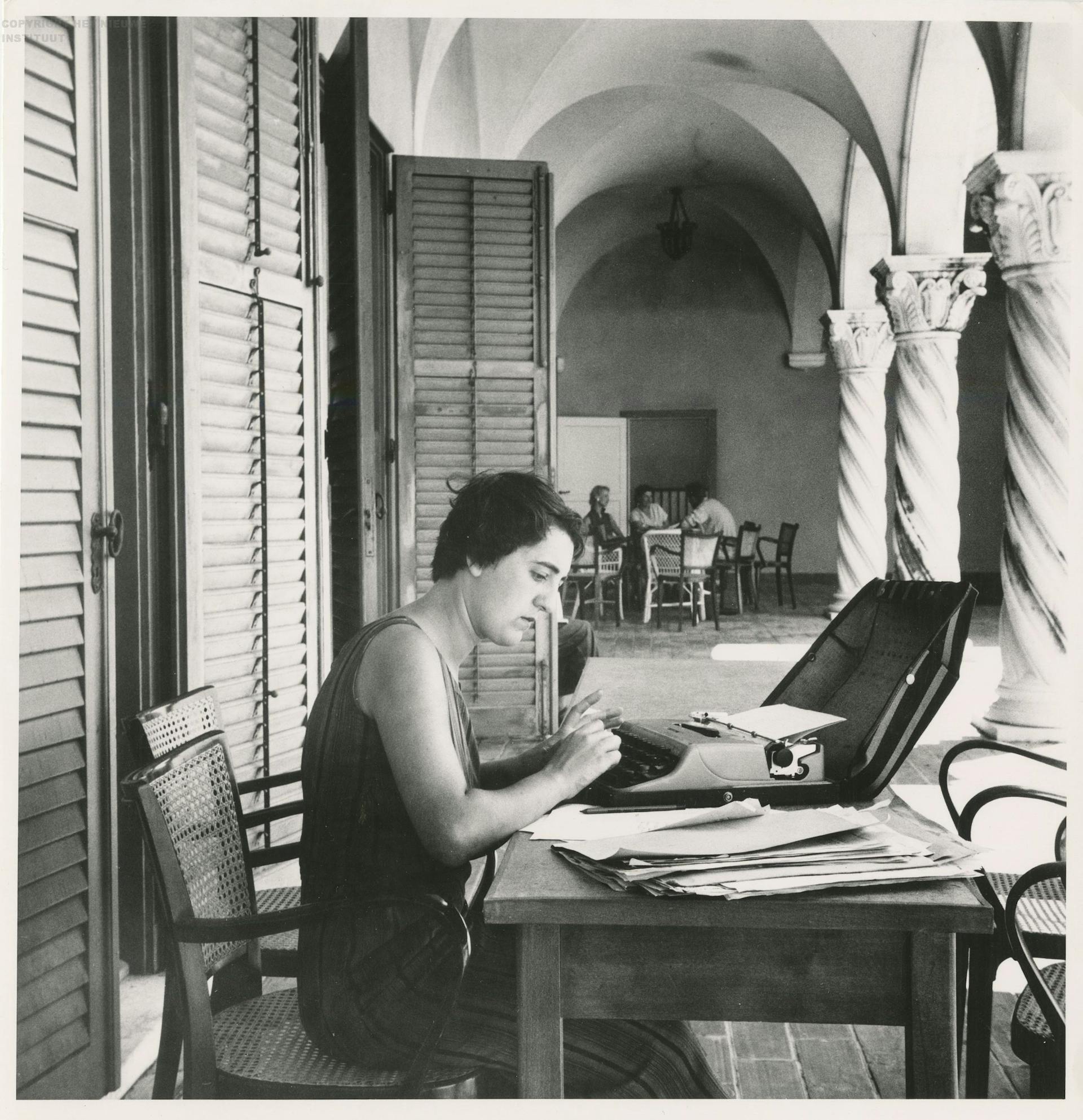 Alison Smithson tijdens de CIAM conferentie in Dubrovnik, 1956. Foto John Voelcker. Collectie Het Nieuwe Instituut, TTEN f6.4 