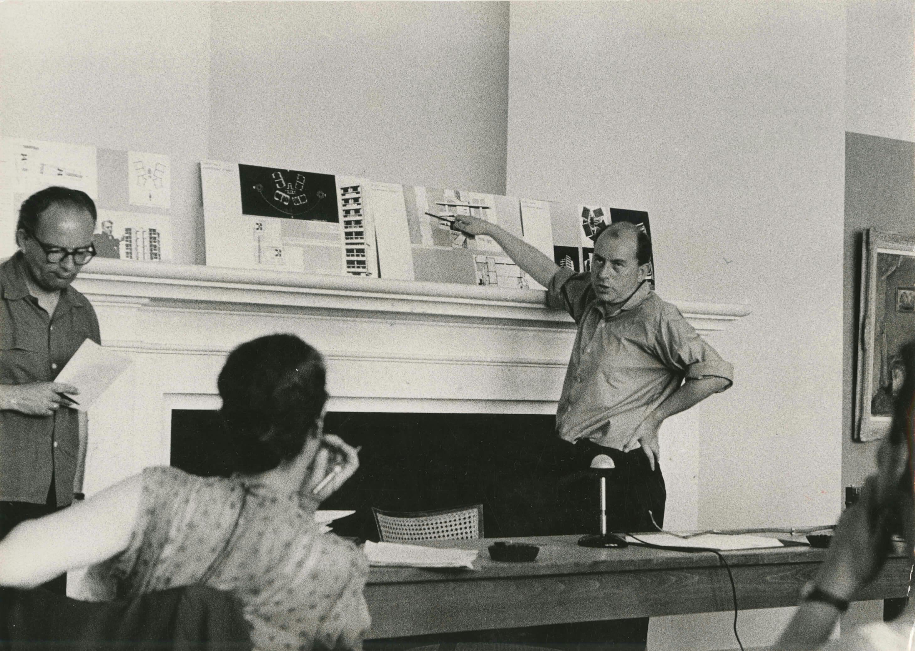 Jaap Bakema (links), Peter Smithson en Jacqueline Tyrwhitt bespreken de bijdrage van de MARS groep tijdens het CIAM congres in Dubrovnik, 1956. Fotograaf onbekend. Collectie Het Nieuwe Instituut, TTEN f5 