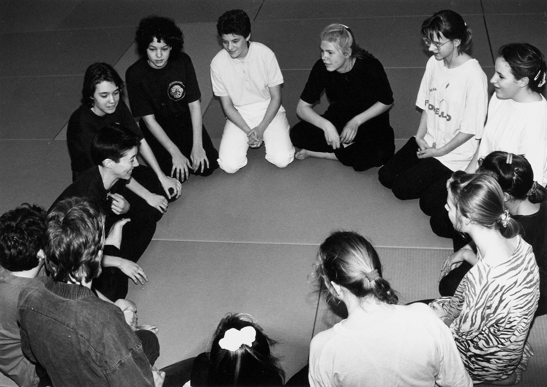 Groep bij een zelfverdedigingscursus door de Stichting Kenau in het Vrouwencentrum Kenau, 198?, foto: onbekend. Bron: Collectie IAV-Atria 